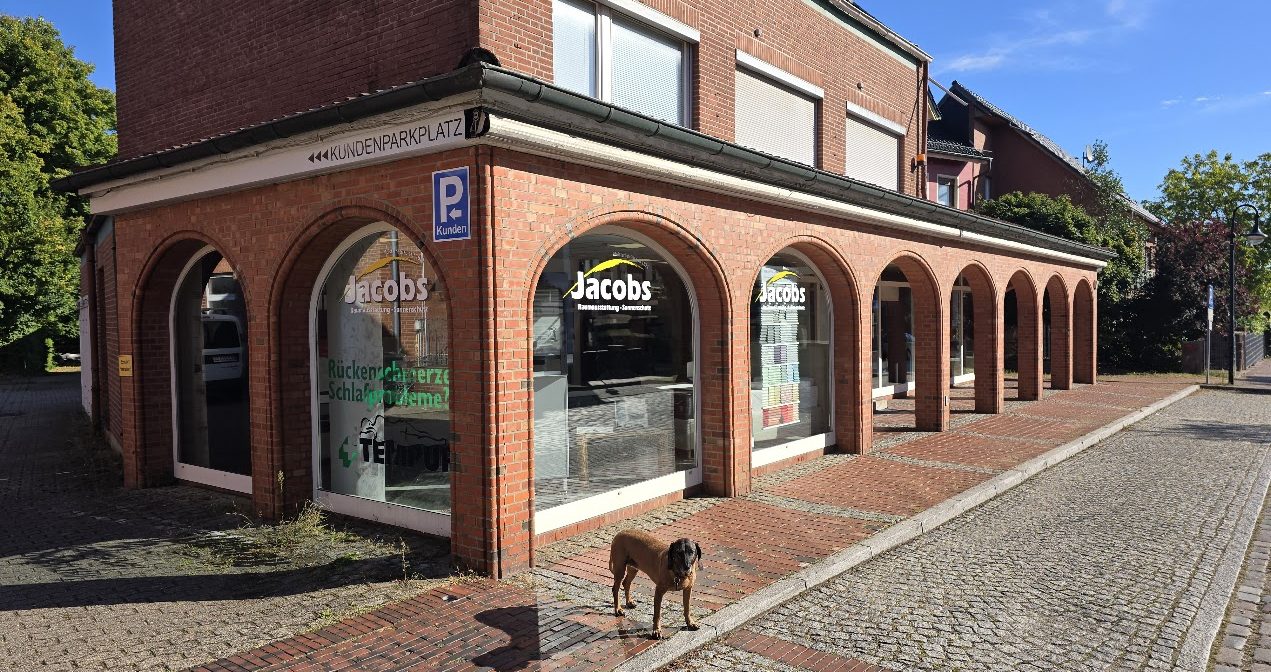 Innenansicht eines modern gestalteten Tempur Studios, präsentiert eine umfangreiche Auswahl an Tempur-Matratzen und Schlafprodukten. Die Atmosphäre ist einladend und beruhigend, gestaltet, um Kunden ein optimales Beratungserlebnis und einen komfortablen Eindruck der hochwertigen Schlafsysteme zu vermitteln Matratzen Tempur Malie Betten